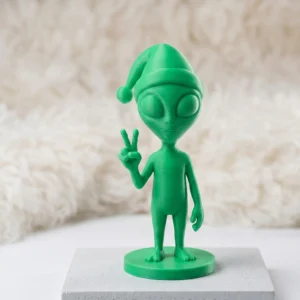 Figurina Alien Decorativa cu Caciula Festiva, Imprimata 3D, 7 cm - culoare white studio, produs imprimat 3D Vibecraft